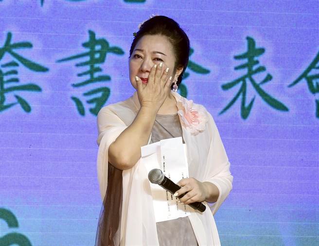 白冰冰今談到女兒白曉燕，忍不住淚灑會場。（鄭宜熏攝）