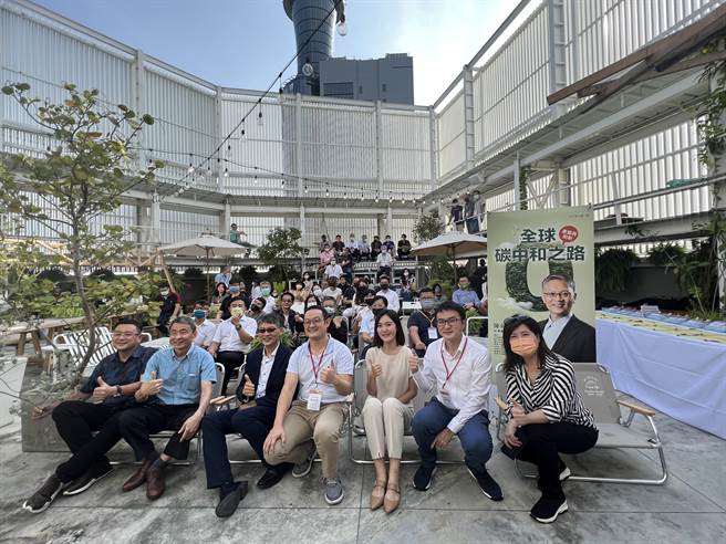 台中市建筑经营协会邀请勤友光电董事长陈来助、在「大师讲座」中畅谈「全球碳中和之路，产业再创新」。(林欣仪摄)