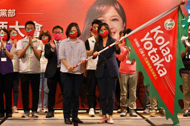 民进党主席蔡英文到花莲授旗给花莲县长参选人Kolas Yotaka（谷辣斯‧尤达卡）。不过，Kolas 曾因酒驾被判刑罚款，国民党要求她「退选」。（资料照片）