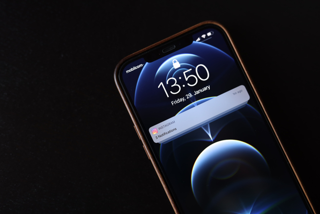 iOS 16版本更新后通知挤在下方，果粉用不惯。（示意图／shutterstock）