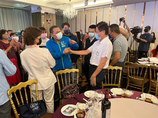 侯友宜今晚出席客家之友会暨后援会筹备大会，受到客家乡亲热烈欢迎。（王扬杰摄）