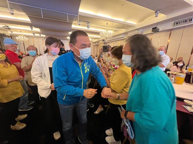 侯友宜今晚出席客家之友会暨后援会筹备大会，受到客家乡亲热烈欢迎。（王扬杰摄）