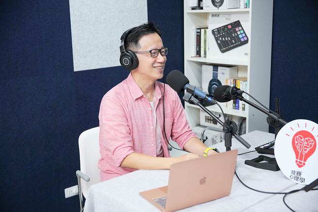 《哇赛心理学》创办人蔡宇哲现为高雄医学大学心理学系兼任助理教授，抱持推广心理学的热忱，发展自媒体品牌。(摄影/Carter)