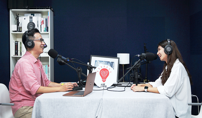 很多人以为《哇赛心理学》背后是团队，其实所有工作都只有蔡宇哲和同为节目主持人的心理师妻子蔡佳璇共同处理。(摄影/Carter)