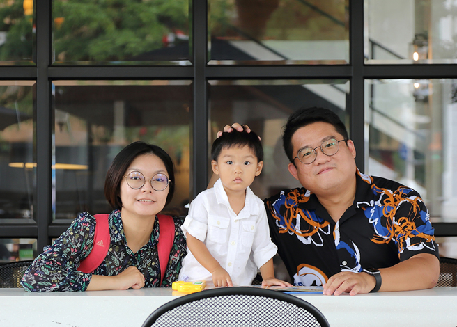 《恩典牌爸妈》主持人伟爸伟妈，在节目中分享育儿想法，从无到有累积了一些忠实粉丝，让他们觉得很有成就感。(摄影/Carter)