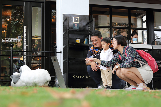 《恩典牌爸妈》主持人伟爸伟妈目前仍是上班族，他们利用下班时间经营Podcast频道，假日则要陪小孩玩。(摄影/Carter)