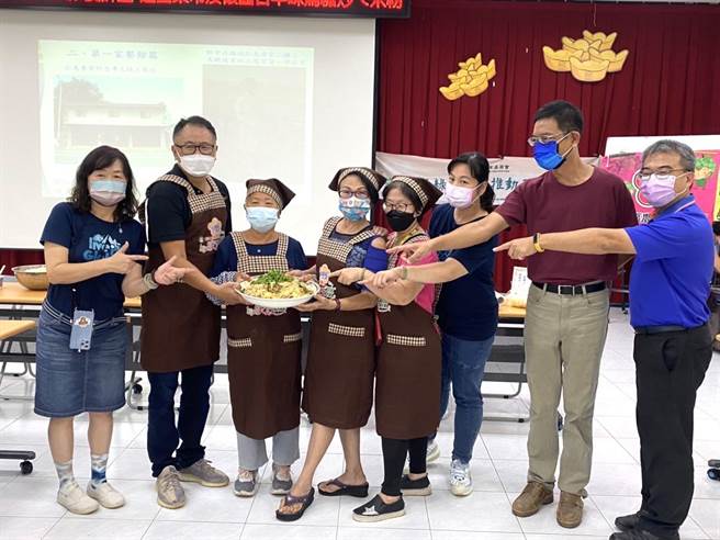 归仁旧菜市场曾流传「乌糖仔炒米粉上好食」，曾是地方风靡一时流行话题，左三为李凤掌厨，重现妈妈的手艺。(许耿肇提供／曹婷婷台南传真)