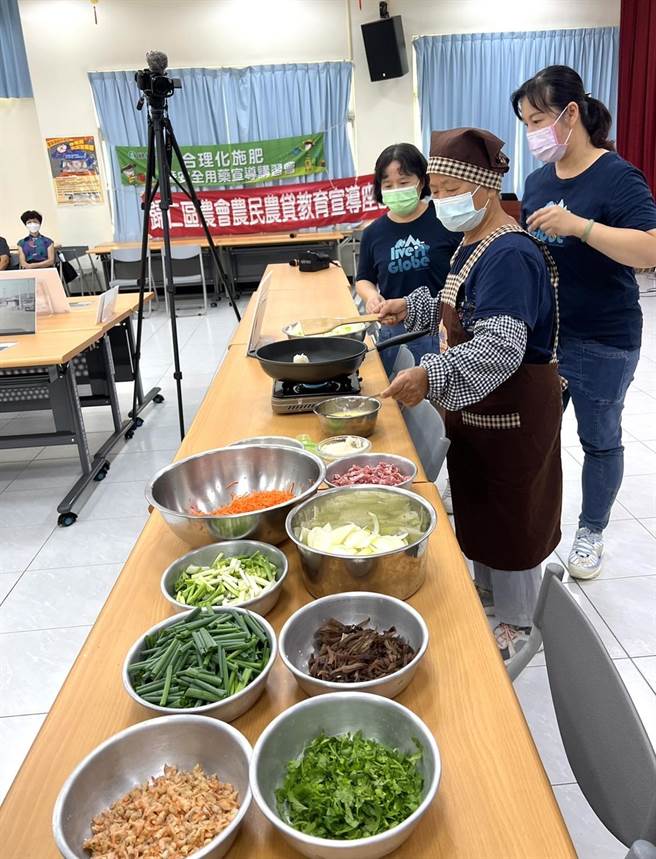 李凤(中)掌厨重现妈妈的手艺。(许耿肇提供／曹婷婷台南传真)