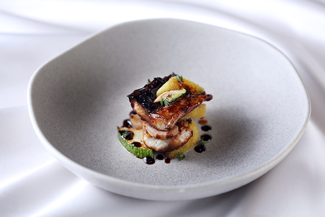 夏季菜单的前菜特别选用林园养殖的新鲜白鳗，每日早晨现杀直送。白鳗肉质细致富弹性，以洋葱柳橙酱调味，搭配大黄、鲜橙和栉瓜层层堆迭，咸甜混合的滋味相当讨喜，略带酸味的大黄让味道升级。(摄影/Carter)