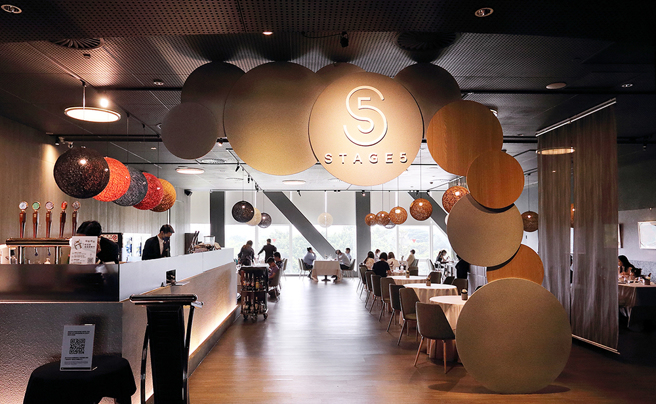 Stage 5的用餐空间简洁时尚，落地窗外广阔的卫武营公园带来愉悦的用餐感受，兼具艺廊的质感与餐酒馆的休閒自在。(摄影/Carter)