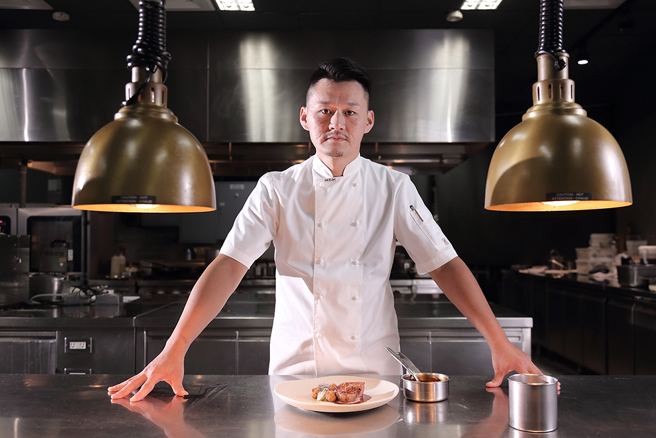 自认和海洋很有缘份的主厨Jason，曾先后服役于美国海军舰队、任职于墨尔本和雪梨的知名餐厅逾十年，擅于运用各地食材，他表示，「一套菜单等于浓缩了Chef一生的经验。」(摄影/Carter)