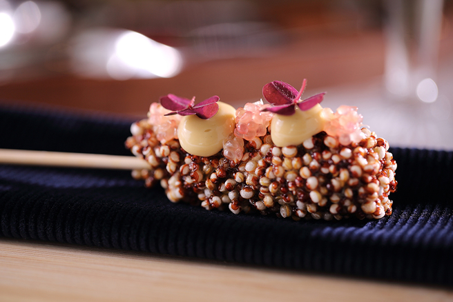 前菜以东北角的胭脂虾开场，炸过的红藜麦唤醒古早味爆米香的记忆，包裹鲜甜胭脂虾，搭配蓝霉乳酪调制的美奶滋、拇指柠檬和红色酢浆草，以竹籤串起，棒棒糖一般精巧可爱。(摄影/Carter)
