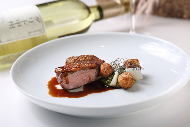 主餐的彰化胭脂鸭需经10天熟成，先将表皮煎到金黄酥脆如港式脆皮烧肉的口感，再烤至需要的熟度。精准的火候让厚切鸭肉呈现诱人的玫瑰粉色泽，软嫩鲜甜，淋上由整只鸭熬制的肉酱更添浓郁。(摄影/Carter)