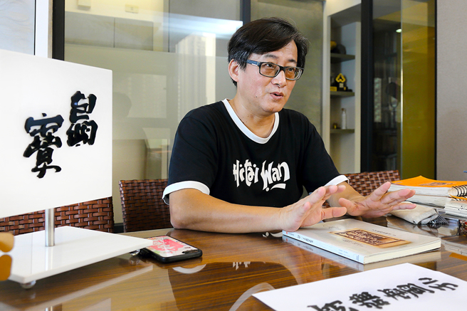 林国庆设计翻转字的秘诀，除了将文字进行组合、拆解等各种脑力激盪，也靠信念的力量。(摄影/Carter)
