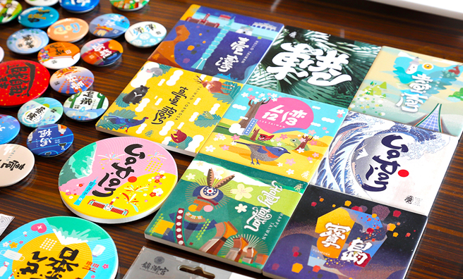 林国庆将翻转字运用在各式各样的商品，各个都与臺湾息息相关。(摄影/Carter)
