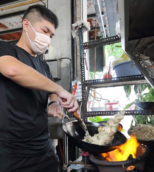 爐台前年輕二代老闆身手矯健俐落，三兩下就盛上香噴噴、粒粒分明的蝦仁炒飯。(攝影/Carter)