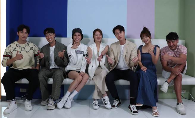 《台湾X檔案》左起张瀚元、朱宇谋、郑亚、杨雅筑、刘书宏、王上菲、罗平线上直播和粉丝同乐。（中视、中天提供）