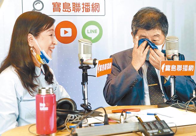 郭正亮認為，陳時中(右)不擅長拒絕朋友，只能看著周玉蔻(左)戰慈濟而在旁點頭。（本報系資料照）