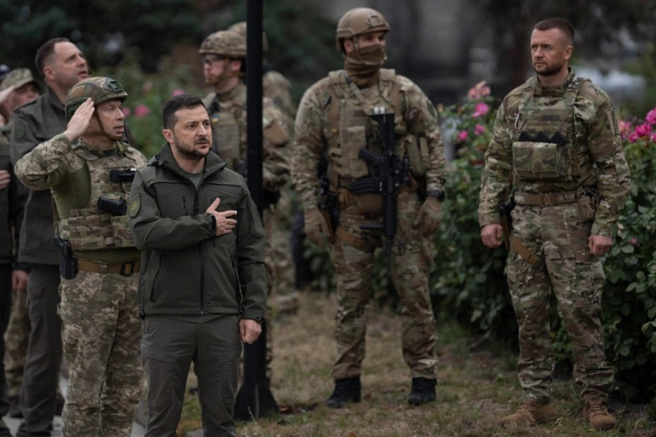烏克蘭總統澤倫斯基視察收復的戰略要地伊久姆，並參與了市政府的升旗典禮。(圖/美聯社)