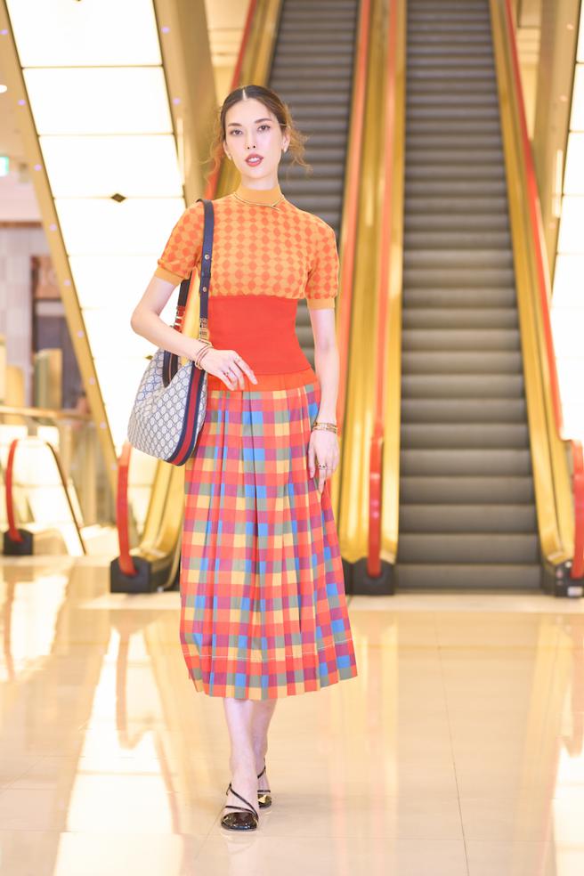伊林名模王思偉逛SOGO復興館，Tory Burch罌粟花橘提花針織小高領1萬6900元、石榴紅針織腰封1萬900元、彩色格紋褶飾裙2萬5900元，背Gucci Attache中型藍色GG緹花肩背提包9萬500元，踩Gucci黑色細跟涼鞋3萬2500元。配戴寶格麗SERPENTI VIPER系列玫瑰金鑲鑽項鍊約67萬2000元、SERPENTI系列玫瑰金鑲嵌紅碧璽與鑽石耳環約37萬8500元、SERPENTI VIPER系列玫瑰金鑽石雙圈手環約161萬3000元、B.zero1系列玫瑰金鑲鑽手環約81萬5000元、SERPENTI VIPER系列玫瑰金紅玉髓鑽石戒指細版約12萬6900元與寬版約16萬4200元、SERPENTI系列玫瑰金鑲嵌紅碧璽與鑽石戒指約21萬6800元。（JOJ PHOTO/攝影）
