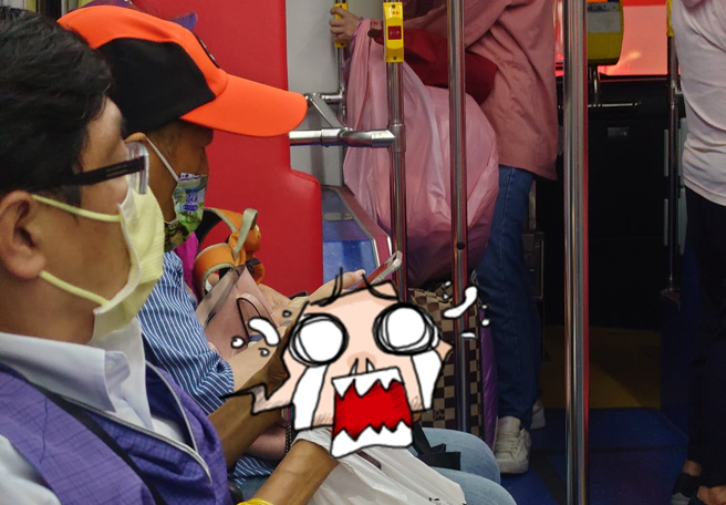 1名网友在捷运上发现1名阿伯拿着13*13*13大型魔术方块正试着破解，笑说「一样搭捷运，他的怎么比较好玩」。（翻摄自脸书「路上观察学院」）