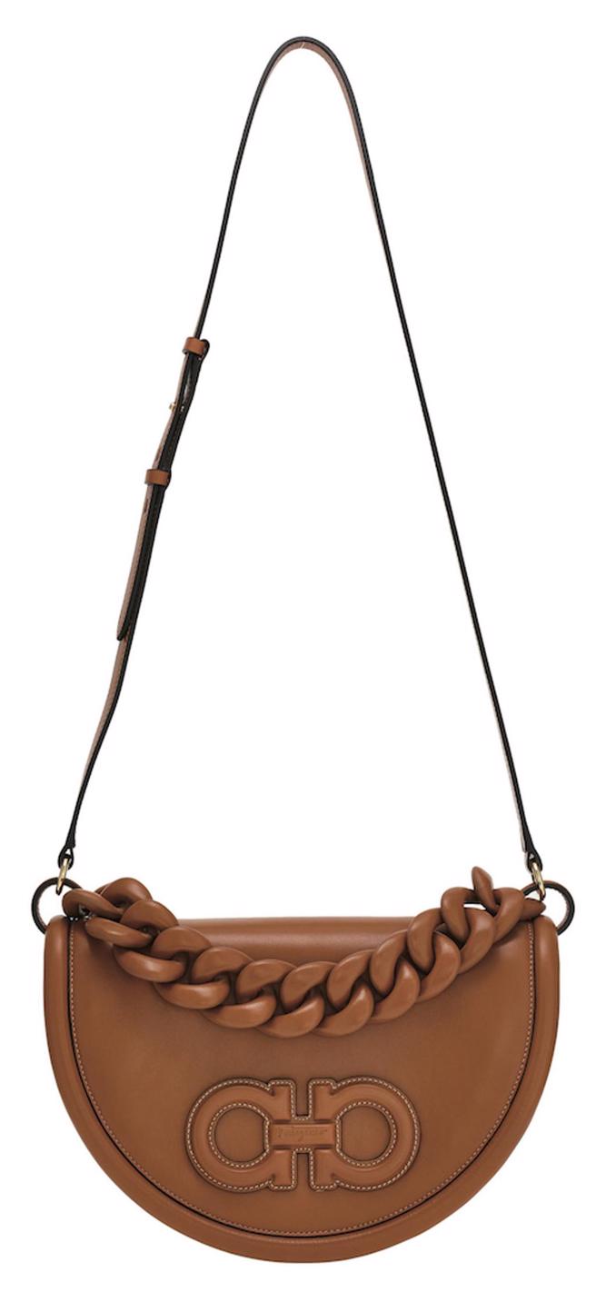 忠孝館FERRAGAMO－Aura半月型肩背包，價格店洽。（SOGO提供）