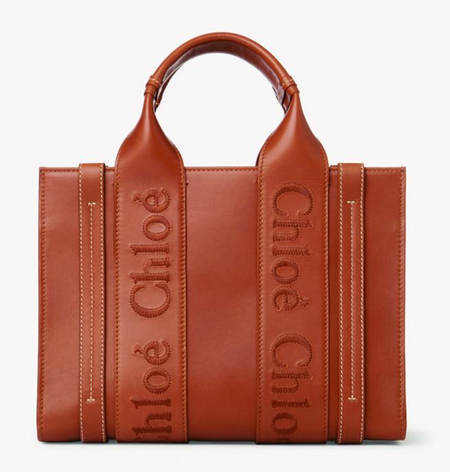 忠孝館Chloé－Woody焦糖棕皮革小型托特包，價格店洽。（SOGO提供）