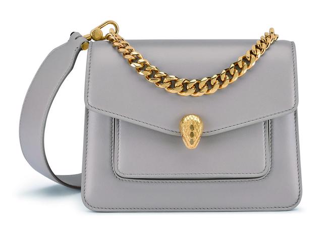 復興館BVLGARI－Serpenti Forever Maxi Chain霧灰啖白石色小牛皮肩背包，9萬6700元。（SOGO提供）
