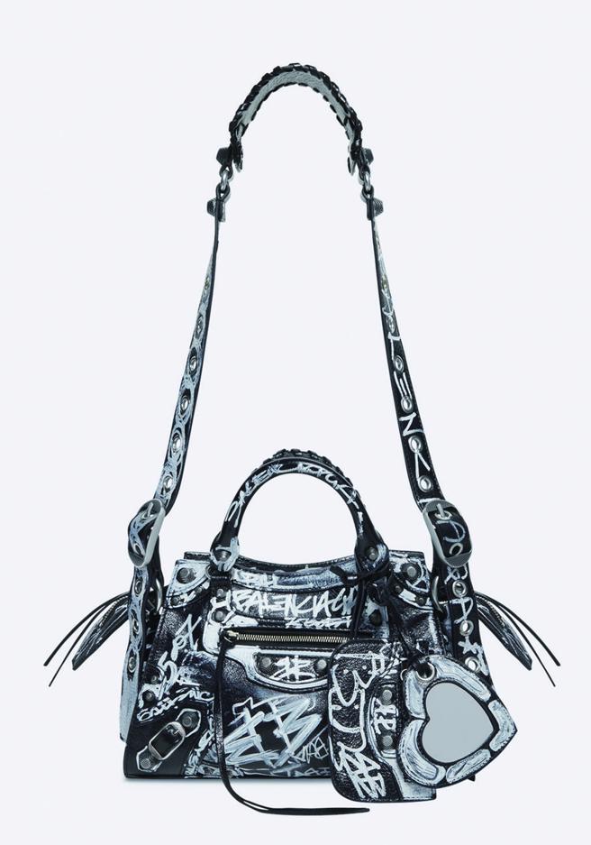 復興館BALENCIAGA－NEO CAGOLE XS HANDBAG黑色塗鴉造型手提袋，價格店洽。（SOGO提供）