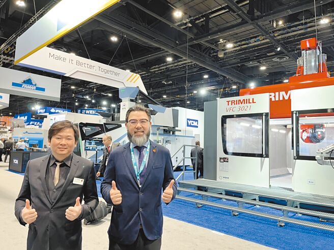 两年一度美国芝加哥工具机展12日登场，永进机械总经理陈伯佳（右）、高明精机总经理张仕育都专程飞往美国。图／台湾工具机暨零组件公会提供
