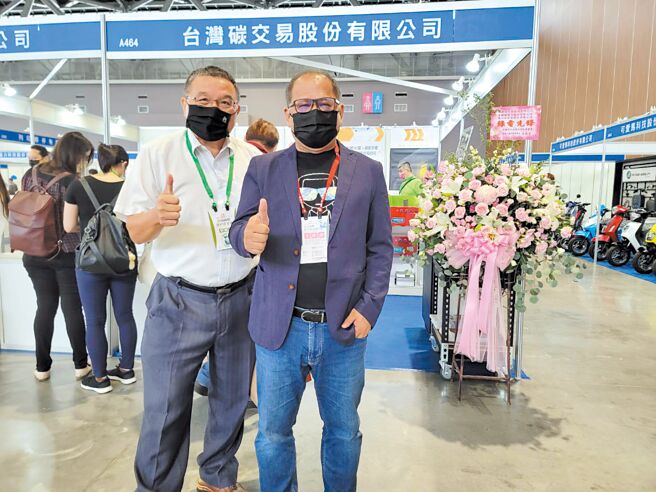 电转转电力公司董事长杨明坤（右）与台湾绿色科技产业联盟秘书长陈长仁（左）在台南国际绿色产业展会场合照。图／电转转公司提供