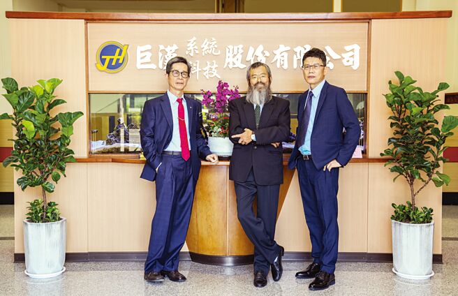 巨漢經營團隊：董事林敬堯（左起）、董事長王滄鍊、總經理羅瑞鴻。圖／業者提供