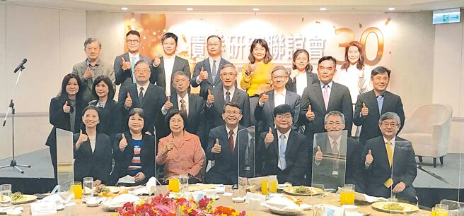 台北金融研究發展基金會成立的「債券研究聯誼會」滿30年，舉辦「三十周年慶祝餐會」，台北金融基金會董事長周吳添（第一排中）與來賓共同合影。圖／蔡淑芬