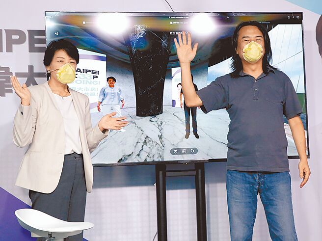 无党籍参选人黄珊珊（左）13日举行「智慧城市」政策记者会，邀请前台北市政府市政顾问翟本乔，一同介绍台北市「智慧城市」愿景，另规划成立「自愿实名制」的网路平台。（陈君玮摄）