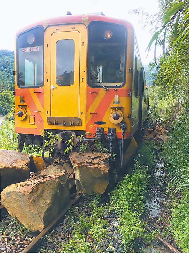 受到颱风大雨影响，台铁平溪线1列客车13日撞上从山坡滑落的巨石，所幸无人伤亡。（中新社）