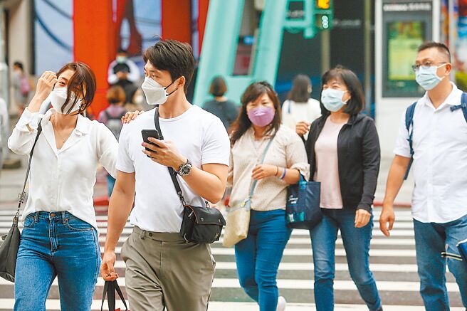 本土疫情升溫，導致重複感染人數又暴增！疫情指揮中心昨公布上周共新增4627名重複感染個案，醫師提醒大家趕快去打疫苗。（鄧博仁攝）