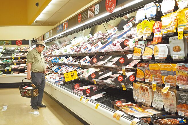 8月美國消費者物價指數（CPI）8.3％，高於市場預期，顯示通膨依然居高不下，聯邦準備理事會（Fed）下周例會升息3碼幾成定局。影響所及，美股早盤大跌。圖為一位顧客在美國加州一家超市購物。（新華社）