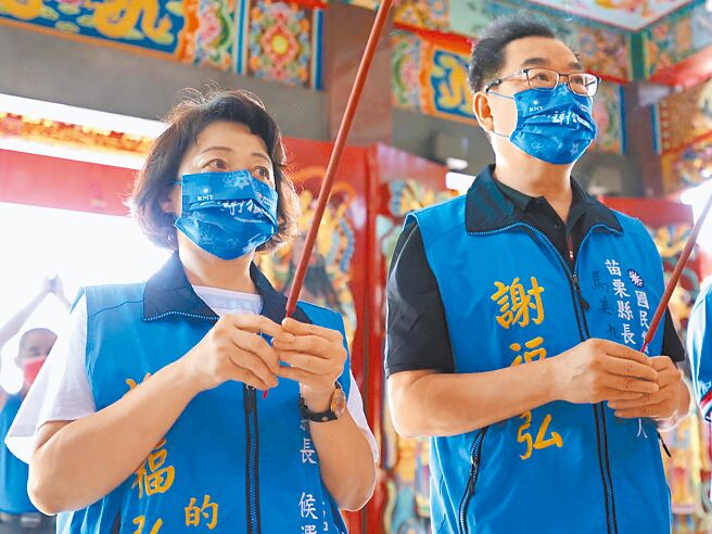 谢福弘妻子黄璟芬默默支持丈夫参选。（谢福弘竞总提供／谢明俊苗栗传真）