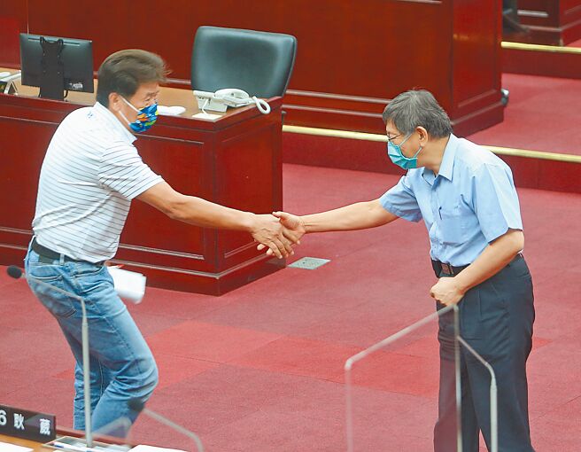 台北市政府出租社会住宅前採取先抽籤再审查，市议员杨静宇（左）13日在市政总质询指出，接获民眾陈情中籤后却被通知不符资格，导致空欢喜一场。（陈怡诚摄）