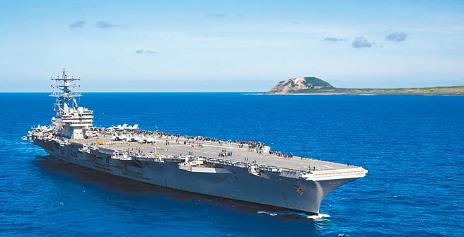 美国参议院14日（当地时间）审议《台湾政策法》前夕，美国海军宣布美军「雷根号」核动力航空母舰打击群，于12日离开日本横须贺港，重回海上执行任务。（摘自美国海军印太司令部官网）