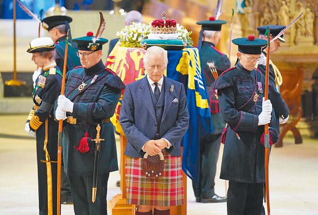 英国国王查尔斯三世当地时间13日在爱丁堡圣吉尔斯大教堂，为已故女王伊丽莎白二世守灵。（摘自英国皇室官网）