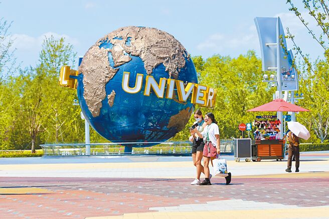 疫情衝击眾多行业生存，北京环球影城已裁员25％。图为北京环球城市大道恢復营业，迎来民眾购物游玩。（中新社）