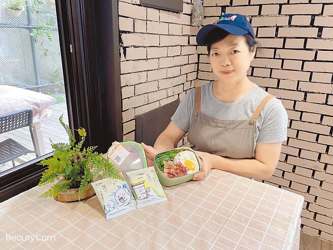 竹市環保局15日起舉辦「挺環保！外送指定循環餐盒、杯」活動，民眾訂購活動店家餐飲指定使用「循環餐盒、杯」，即可享好康。（陳育賢攝）