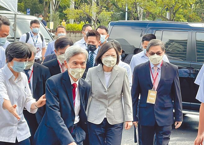 蔡英文总统13日到南投县中兴新村为国立中兴大学南投校区揭牌，宣布该校区正式启动。（杨静茹摄）