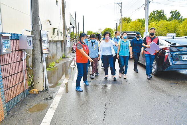 彰化县长王惠美专心拚县政，13日上半天都在南彰化埔心乡，一口气看了11条路。（吴建辉摄）