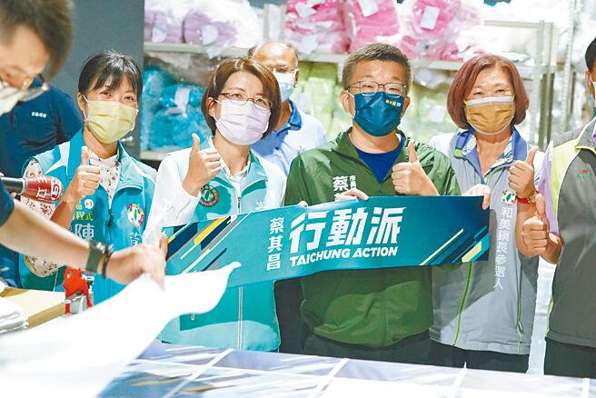 民进党台中市长参选人蔡其昌及彰化县长参选人黄秀芳，13日首度合体互相拉抬声势。（吴建辉摄）