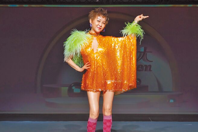 蓝心湄昨穿橘色亮片洋装相当耀眼。（TVBS提供）