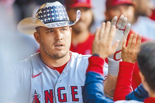 天使卓奧特對守護神5局上敲出本季第35轟，回到休息室接受隊友祝賀。（美聯社）