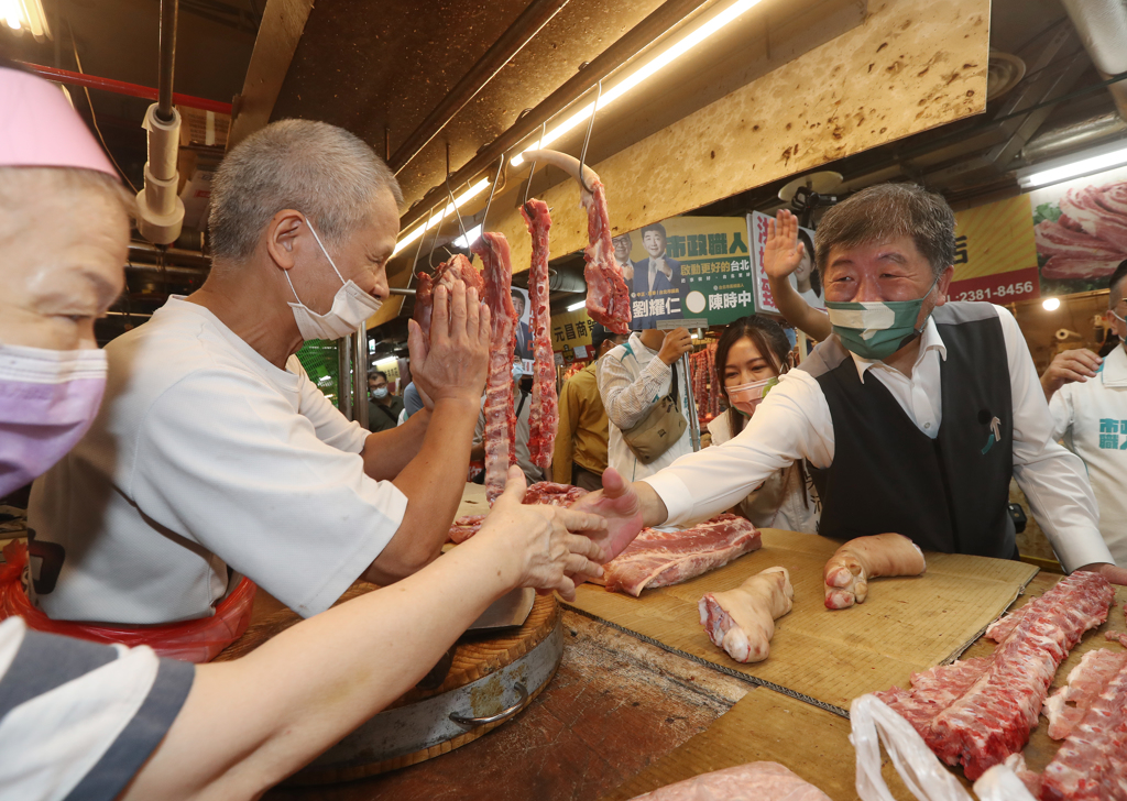 民進黨台北市長參選人陳時中（右）15日前往西寧市場掃街，向攤商及買菜民眾拜票，尋求支持。（劉宗龍攝）