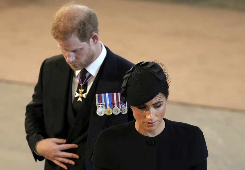 哈利和妻子梅根9月14日在伦敦西敏厅（Westminster Hall）迎灵，向已故的英国女王致敬后，表情严肃地离去。（美联社）(photo:ChinaTimes)